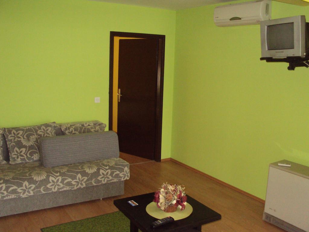 Hadzi Apartment *